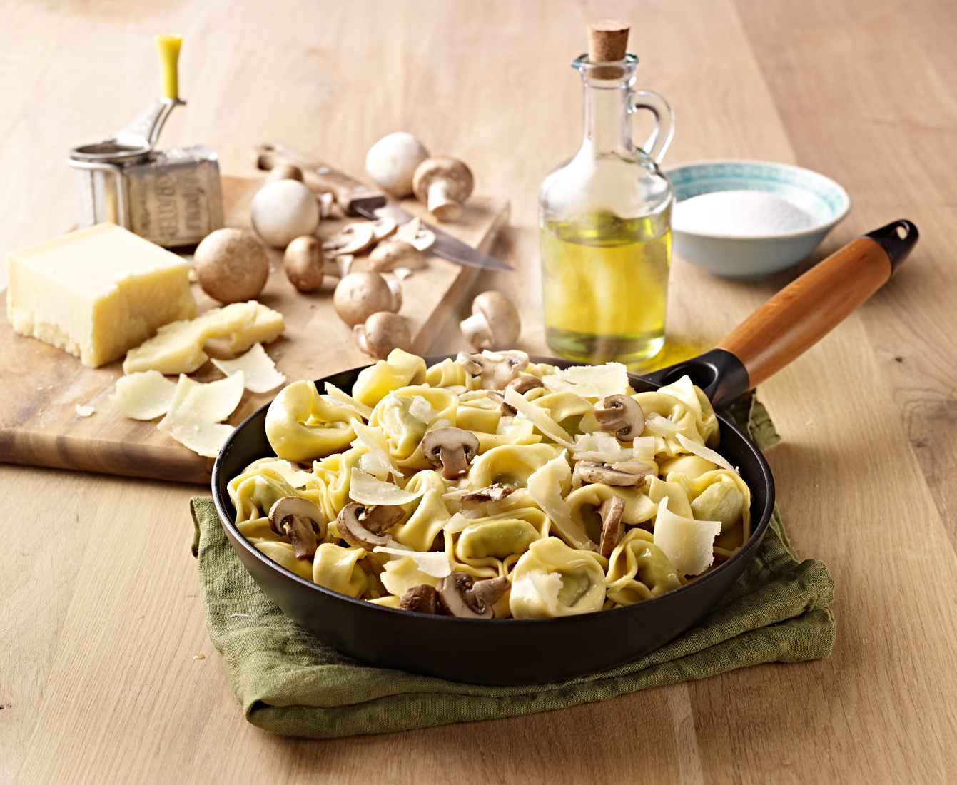 Tortelloni Ricotta Spinat mit Champignons und Parmesan - Hilcona